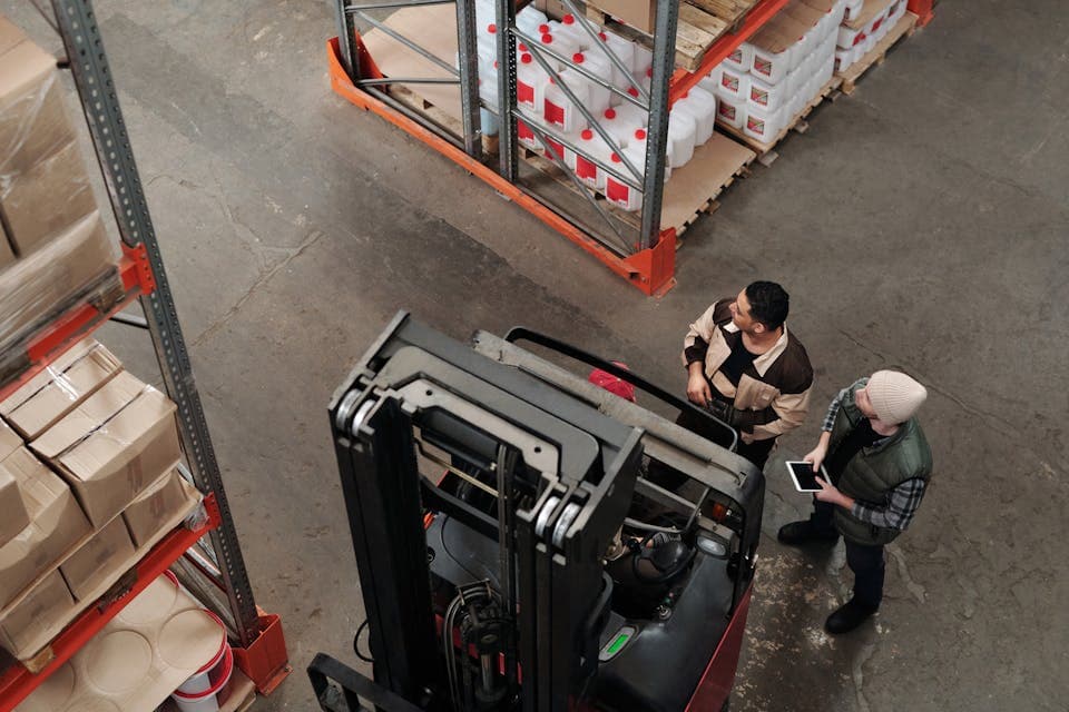 Sandėlio komanda registruoja laiką logistikos darbuose
